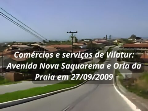 Fotografia da Avenida Nova Saquarema em Vilatur no ano de 2009, mostrando o comércio local sob o sol da Região dos Lagos.