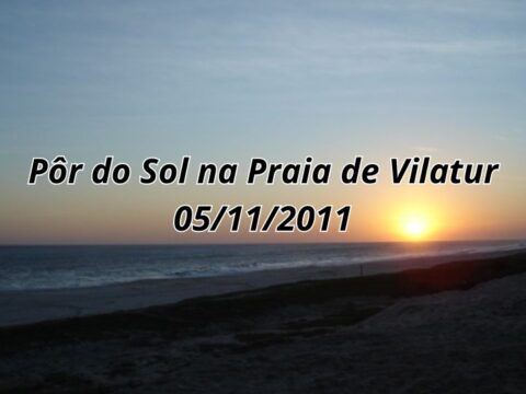 O Espetáculo da Natureza em Saquarema: Pôr do Sol na Praia de Vilatur em 05/11/2011 Pôr do sol dourado entre a vegetação costeira e a estrada da Praia de Vilatur em Saquarema, durante um fim de tarde de novembro.