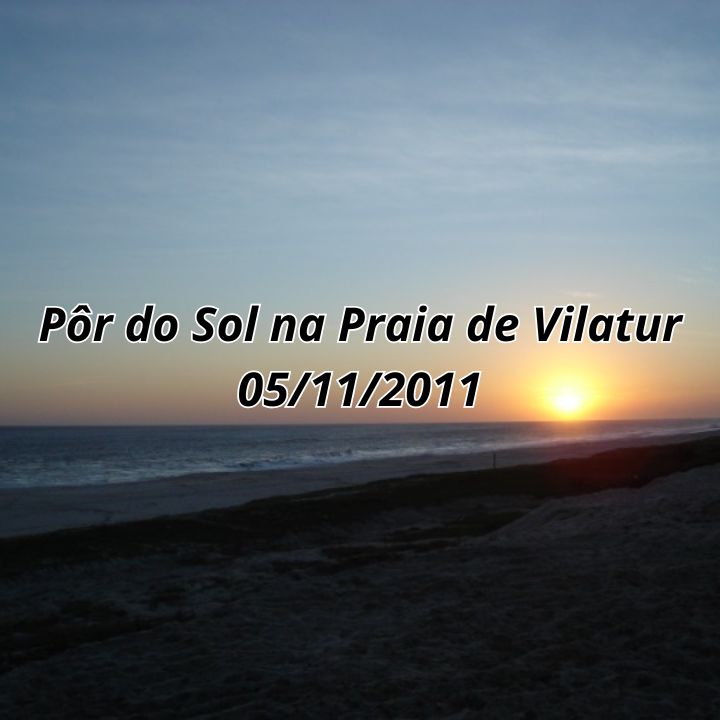 O Espetáculo da Natureza em Saquarema: Pôr do Sol na Praia de Vilatur em 05/11/2011 Pôr do sol dourado entre a vegetação costeira e a estrada da Praia de Vilatur em Saquarema, durante um fim de tarde de novembro.