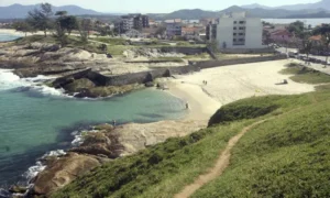 Prainha, aos pés da Igreja Nossa Senhora de Nazareth, no Centro de Saquarema/RJ.