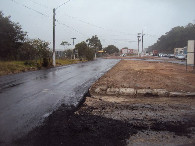 Asfalto na entrada de Vilatur.