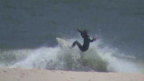 Surfista pegando uma onda na Praia de Vilatur (Saquarema/RJ)