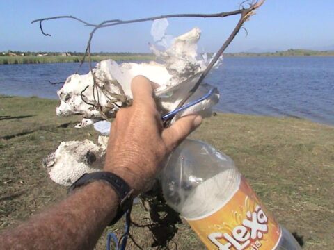 A imagem mostra a Limpeza na área de Lazer da Lagoa de Jacarepiá em Vilatur (Saquarema/RJ).