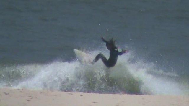 Início da temporada de surfe 2014 em Vilatur (Saquarema). Surfista pegando uma onda na Praia de Vilatur (Saquarema/RJ)