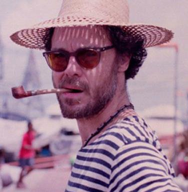 Rodrigo Amarante lança o clipe com imagens de Saquarema nos anos 70.