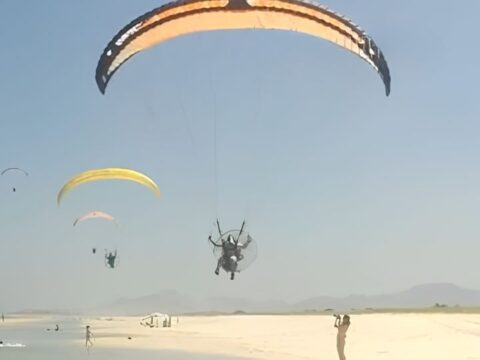 Encontro de pilotos de Paramotor em Vilatur (Saquarema-RJ). Paramotor na Praia de Vilatur-Maio de 2014.