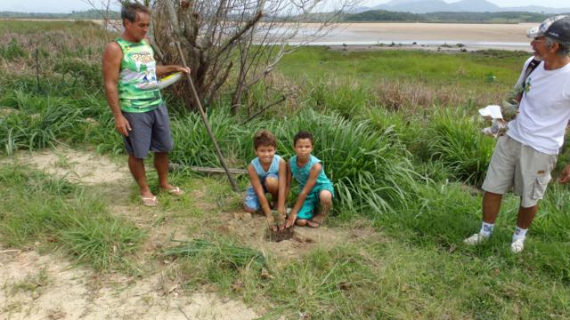 Plantio de árvores no lado sul da Lagoa de Jacarepiá – Vilatur (Saquarema/RJ)
