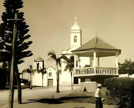 São Pedro da Aldeia antigamente: História, praias e curiosidades que você precisa conhecer Centro antigo de São Pedro da Aldeia em 1948 - Coreto e Igreja