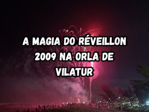 Queima de fogos do Réveillon 2009 na orla da Praia de Vilatur em Saquarema com fogos iluminando o céu e refletindo no mar durante a virada do ano.