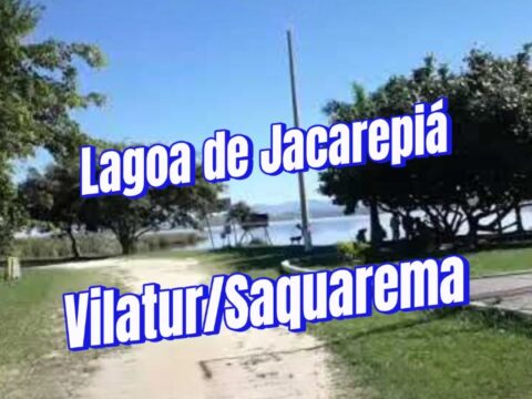 Imagem realista da Lagoa de Jacarepiá em Vilatur, Saquarema (RJ), mostrando águas calmas cercadas por natureza preservada, vegetação nativa e um cenário tranquilo da Região dos Lagos.