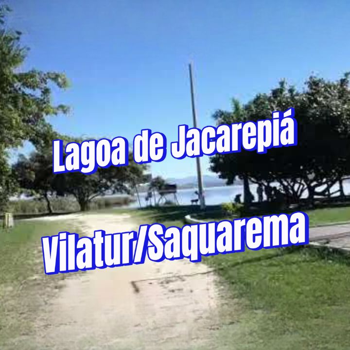 Imagem realista da Lagoa de Jacarepiá em Vilatur, Saquarema (RJ), mostrando águas calmas cercadas por natureza preservada, vegetação nativa e um cenário tranquilo da Região dos Lagos.