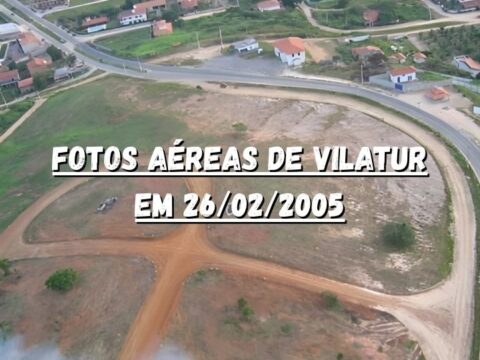 Foto aérea de Vilatur mostrando a Av. Nova Saquarema na altura da Estrada dos Cajueiros. Na imagem podemos ver a Igreja de Nossa Senhora do Carmo e São José e o DPO de Vilatur.