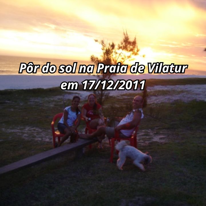O Espetáculo do Fim de Tarde: A Magia Atemporal do Pôr do Sol na Praia de Vilatur Pôr do sol dourado e alaranjado refletido nas ondas da Praia de Vilatur em Saquarema, visto a partir da sacada de uma pousada à beira-mar.