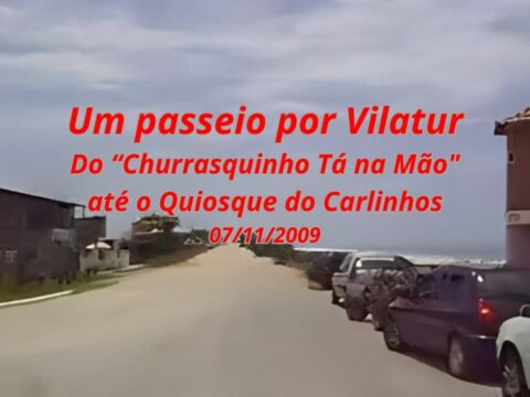 Fotografia da Praia de Vilatur (Saquarema), mostrando a faixa de areia clara, o mar azul com ondas e um quiosque à beira-mar sob o céu ensolarado.