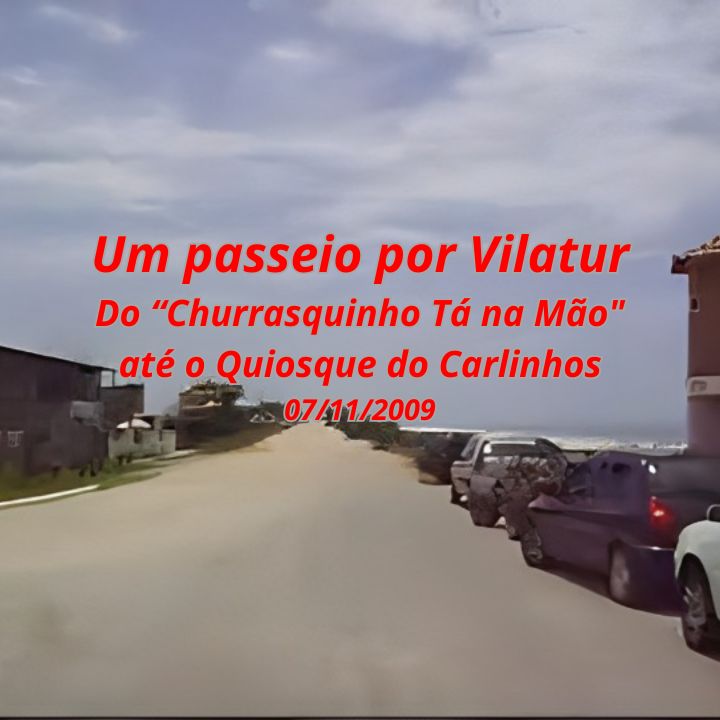 Fotografia da Praia de Vilatur (Saquarema), mostrando a faixa de areia clara, o mar azul com ondas e um quiosque à beira-mar sob o céu ensolarado.