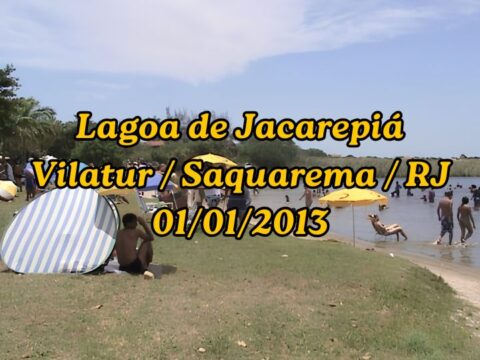Pessoas reunidas na orla da Lagoa de Jacarepiá em Vilatur, Saquarema, aproveitando um dia ensolarado com guarda-sóis e banho de lagoa em 01/01/2013.