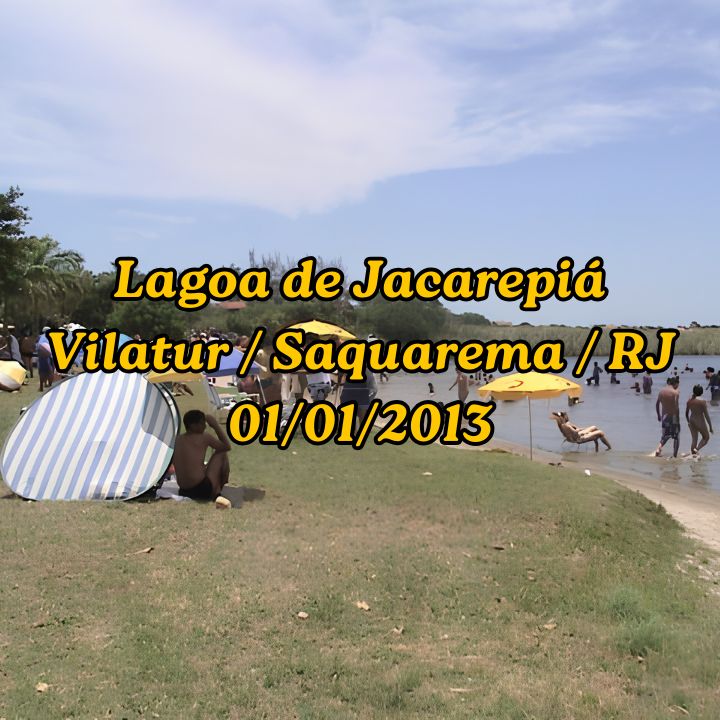 O Primeiro Dia de 2013 na Lagoa de Jacarepiá (Vilatur) – 📸 Retratos de um Verão Inesquecível! Pessoas reunidas na orla da Lagoa de Jacarepiá em Vilatur, Saquarema, aproveitando um dia ensolarado com guarda-sóis e banho de lagoa em 01/01/2013.