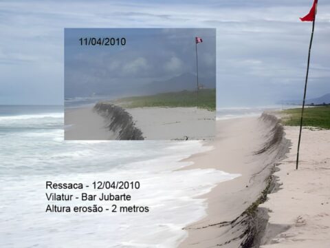 Ondas grandes e violentas estourando na orla da Praia de Vilatur durante a forte ressaca de abril de 2010, com espuma do mar cobrindo a areia.