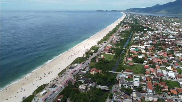 Praia de Jaconé: Com uma extensão total de 10 km, a praia é dividida entre Saquarema e Maricá.