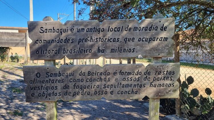 Placa descritiva no Sambaqui de Saquarema/RJ