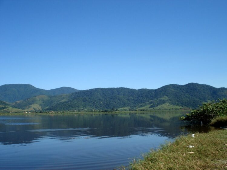 Lagoa de Jaconé A Lagoa de Jaconé pertence aos Municípios de Maricá e Saquarema na Região dos Lagos do Rio de Janeiro.