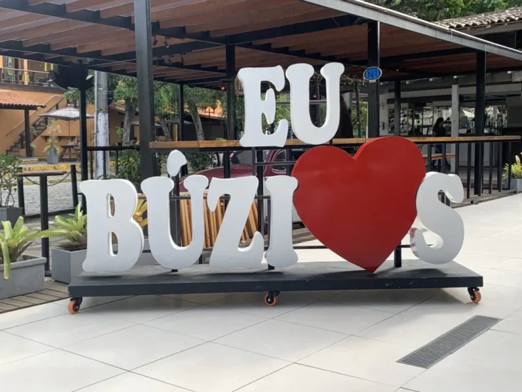 Pontos Turísticos de Armação de Búzios Placa no Município de Armação de Búzios escrito: "Eu Amo Búzios".