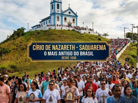 Círio de Nazareth 2026 em Saquarema: Programação Completa do Mais Antigo do Brasil Fotografia aérea da procissão do Círio de Nazareth subindo o morro em direção à Igreja Matriz de Saquarema, Rio de Janeiro. Uma multidão caminha por um caminho sinuoso na grama sob um céu azul, emoldurada por uma borda decorativa dourada com texto sobre o evento.