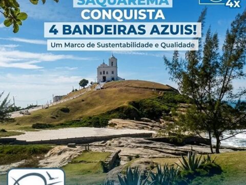 Saquarema Conquista 4 Bandeiras Azuis em 2026: O Que Muda para Você? Uma imagem de capa vibrante, baseada em uma foto aérea de Saquarema, Rio de Janeiro, com a icônica Igreja de Nossa Senhora de Nazareth no topo da colina. O céu é azul claro com nuvens brancas, e o mar é cristalino ao redor da costa rochosa. No centro da imagem, um texto em destaque diz: 'SAQUAREMA CONQUISTA 4 BANDEIRAS AZUIS! Um Marco de Sustentabilidade e Qualidade'. No canto superior direito, há o selo internacional da Bandeira Azul com a marca '4x'. No canto inferior esquerdo, o logo 'VILATUR ONLINE'. A imagem reforça a mensagem de preservação e turismo sustentável.