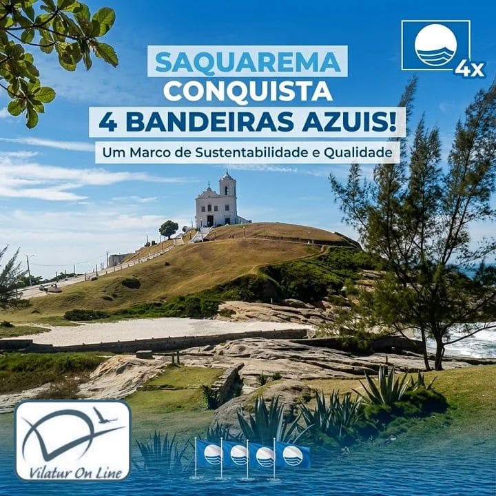 Uma imagem de capa vibrante, baseada em uma foto aérea de Saquarema, Rio de Janeiro, com a icônica Igreja de Nossa Senhora de Nazareth no topo da colina. O céu é azul claro com nuvens brancas, e o mar é cristalino ao redor da costa rochosa. No centro da imagem, um texto em destaque diz: 'SAQUAREMA CONQUISTA 4 BANDEIRAS AZUIS! Um Marco de Sustentabilidade e Qualidade'. No canto superior direito, há o selo internacional da Bandeira Azul com a marca '4x'. No canto inferior esquerdo, o logo 'VILATUR ONLINE'. A imagem reforça a mensagem de preservação e turismo sustentável.